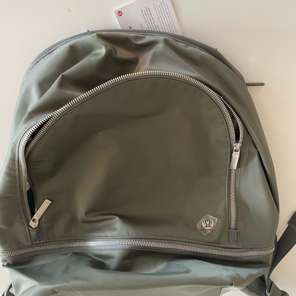 Lululemon city adventure back back NWT